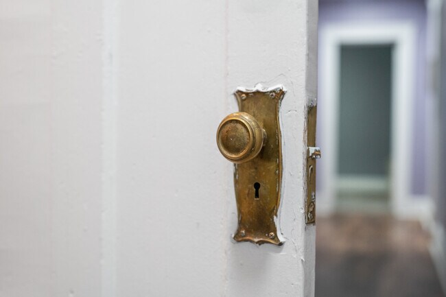 Building Photo - 215 E Mitchell Ave