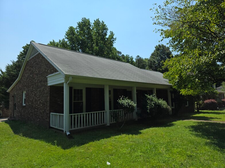 Primary Photo - 1301 Rock Point Rd