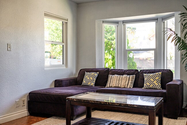 Building Photo - 1250 Stratford Ln