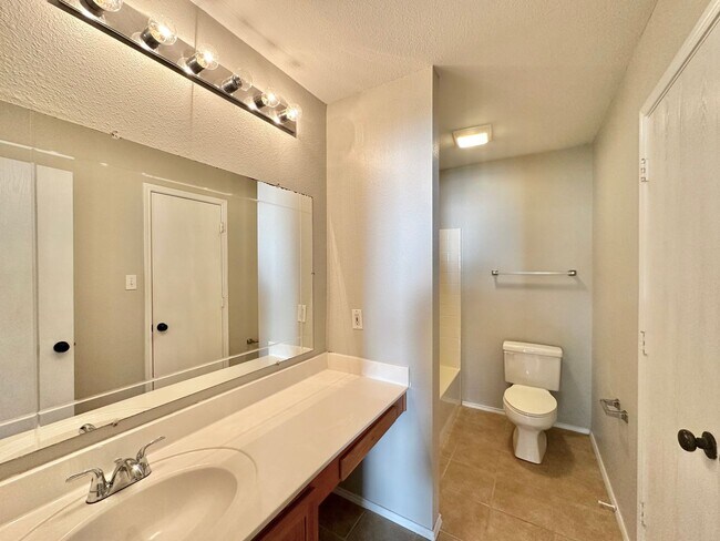 Building Photo - Discover the charm of this 3 bed 2 bath ex...
