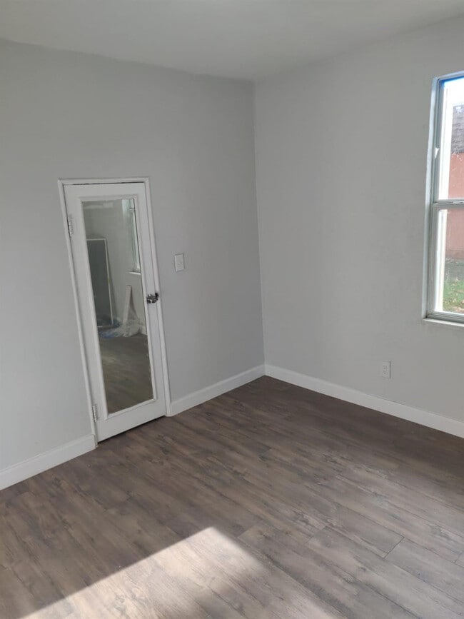 Building Photo - 210 SW 7th St