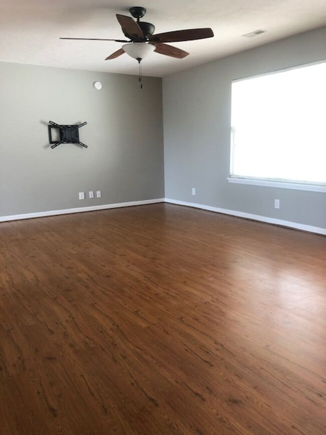 Building Photo - STONES CROSSING...3 Bed 2 Bath
