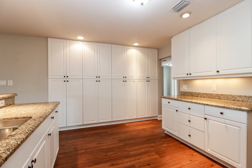 Building Photo - 2228 Treehaven Cir