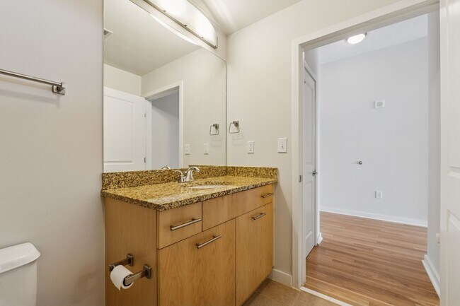 Building Photo - Spacious 1 Bedroom Condo in Heart of Buckh...