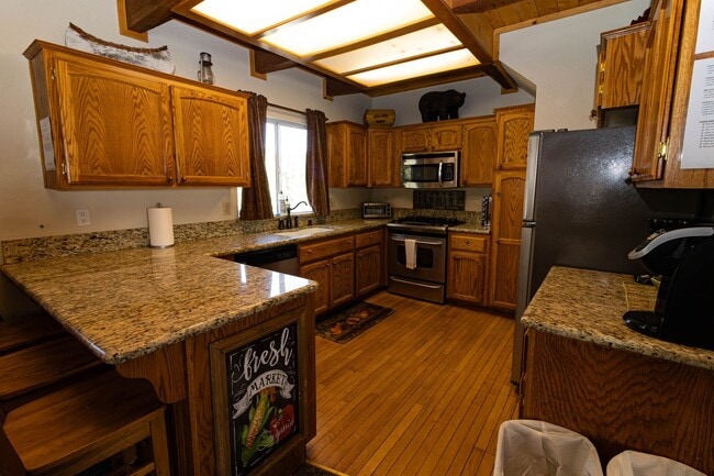 Building Photo - Spacious Three Bedroom located in Moonridge