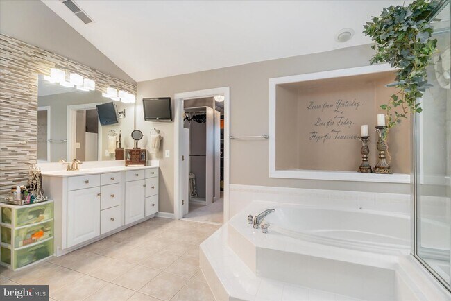 Building Photo - 1710 Stone Ivy Pl