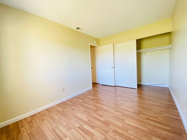 Building Photo - Condo Overlooking the American River!