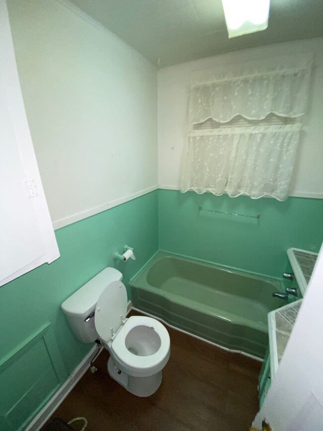 Building Photo - 2 bedrooms 1 bath - Large Yard