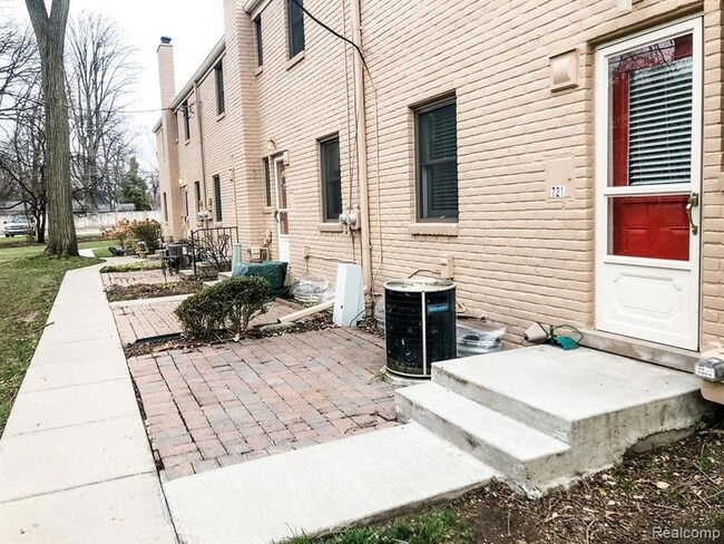 Building Photo - 721 N Eton St