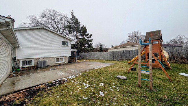 Building Photo - Spacious 5BR House in Southfield