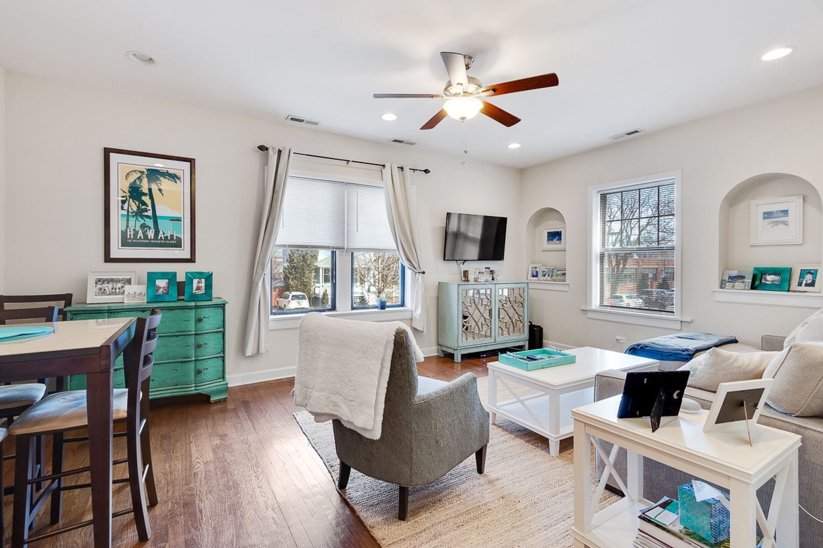 Building Photo - 1823 W Leland Ave