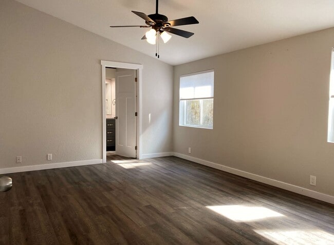 Building Photo - Beautifully Remodeled in Cascade Locks