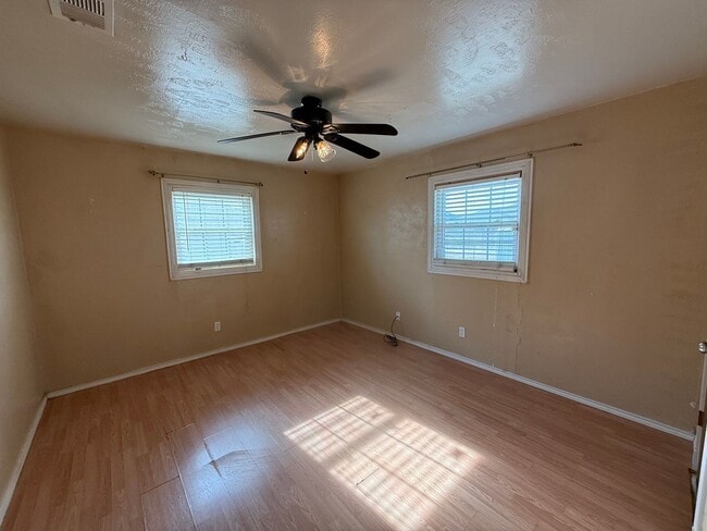 Building Photo - 2bed/ 1bath convenient  to CAFB