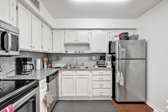 Building Photo - 9840 Pineapple Tree Dr