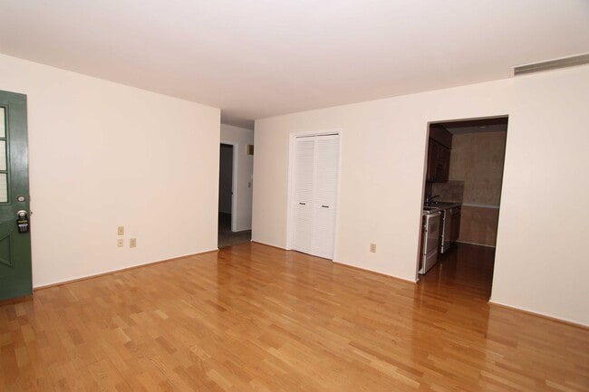 Building Photo - 3 bedroom 2 bathroom Single Family Home