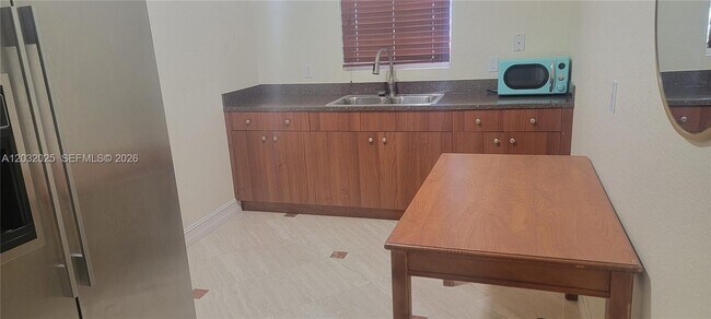 Building Photo - 51 W Plaza Del Lago