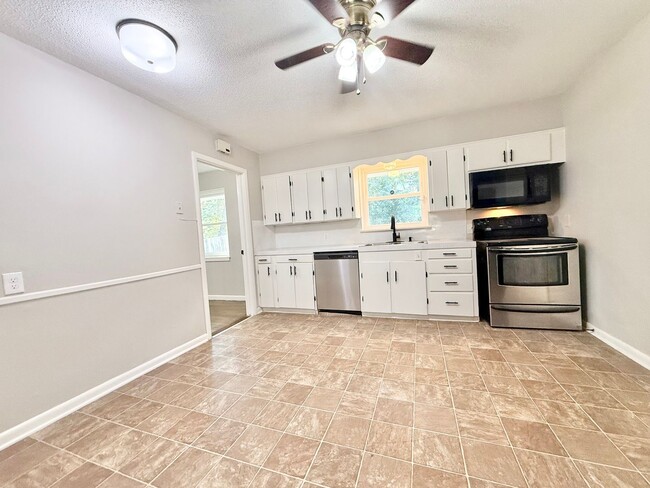 Building Photo - 25 Woodcliff Cir