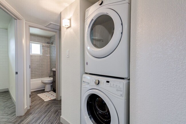 Building Photo - Stunning Remodeled 2 Bed/1 Bath in Old Town Scottsdale | Herringbone Floors & Modern Finishes | F...