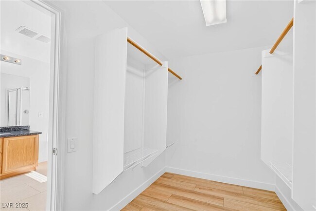 Building Photo - 2872 Strathallan Ave
