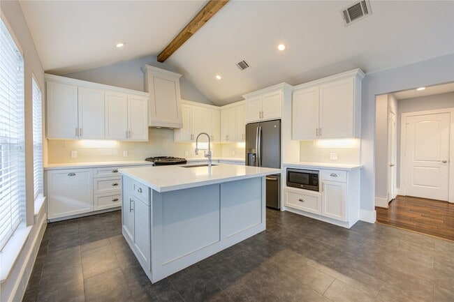 Building Photo - 2401 Eagle St