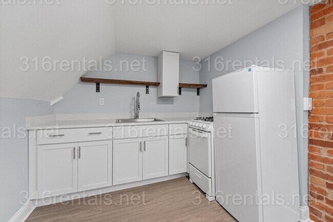 Building Photo - $850 - 1 bed 1 bath - Beautiful newly renovated Multi-family home located in Delano