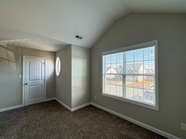 Building Photo - Beautiful 5 Bed 2.5 Bath Home with Main Level Primary Bedroom