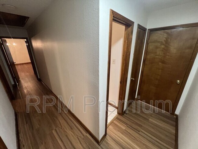 Building Photo - 13936 Cayuga Dr