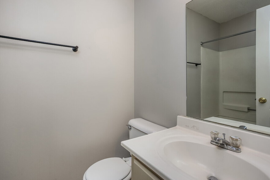 Building Photo - 1301 Custer Dr E