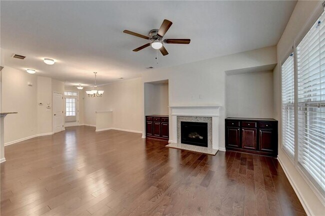 Building Photo - 2152 Greencrest Cir
