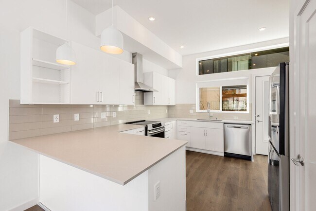 Building Photo - South Seattle Newer Townhome - Great location and floorplan