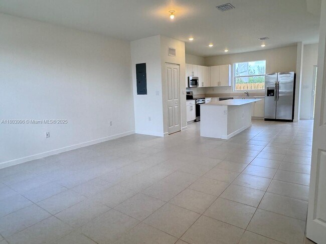 Building Photo - 1182 W Palm Ter