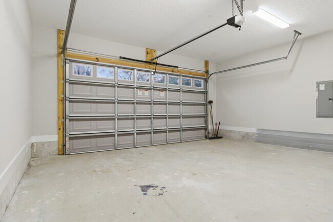 Building Photo - 2205 E 148th Ave