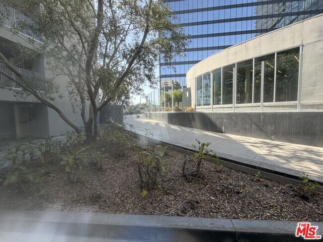 Building Photo - 901 Flower St