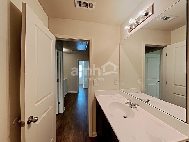 Building Photo - 4043 Clay Ct SE