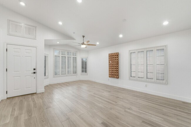 Building Photo - Modern & Spacious 3 Bed 2 Bath Home in Nor...