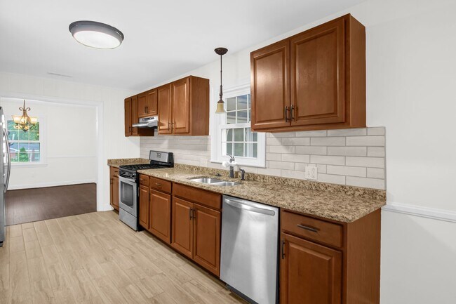 Building Photo - Beautiful 3 bedroom 2 1/2 bathroom Home with a Fenced-in Backyard in Winston!