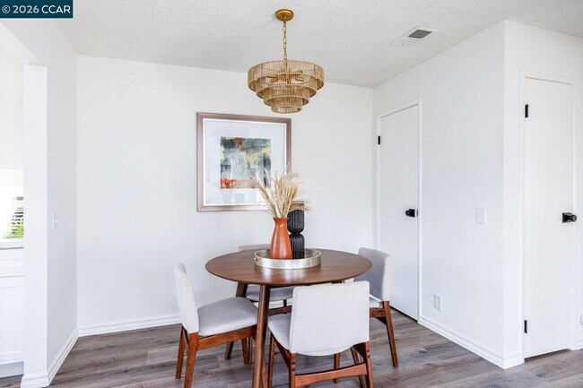 Building Photo - 1033 Mohr Ln