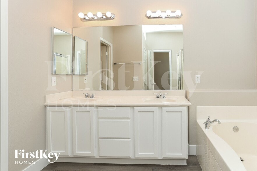 Building Photo - 6834 N Dovecote Ave