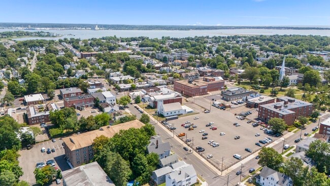 Building Photo - 327 Center St