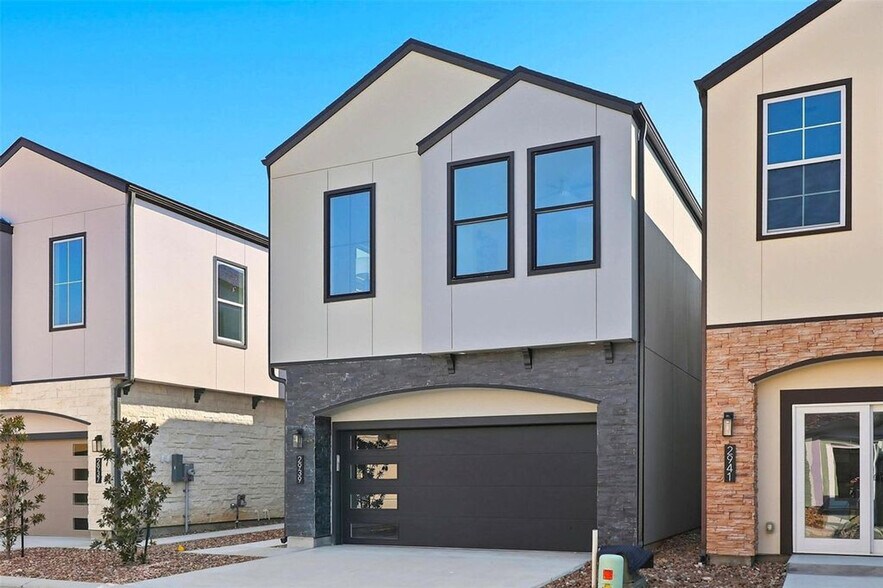 Building Photo - 2926 El Fenice Ln