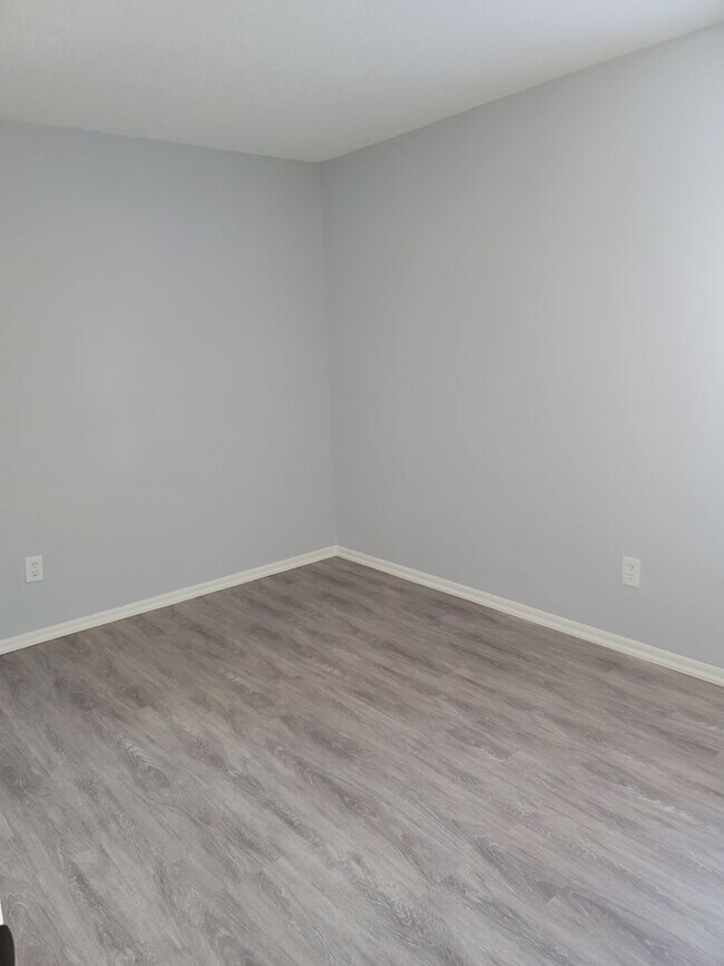 Building Photo - Conveniently located! Renovated 1 yr ago