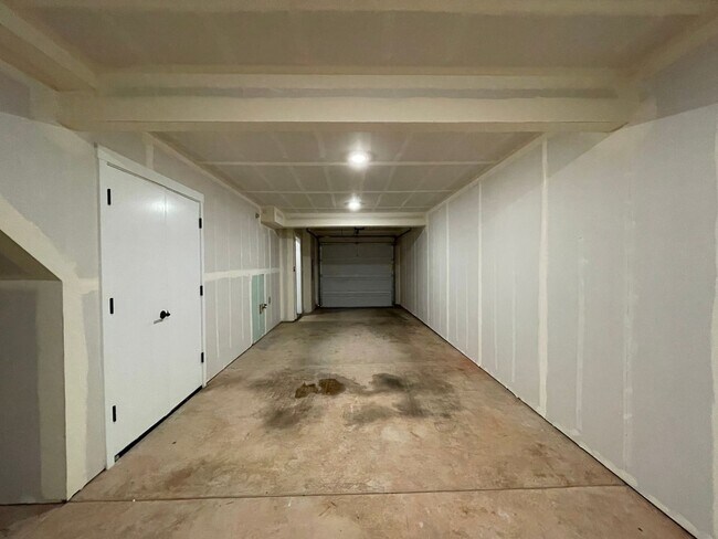 Building Photo - Beautiful, Bight & Modern 2Bd/2.5Ba Townhome in North Bethany! Two car attached garage, In unit l...