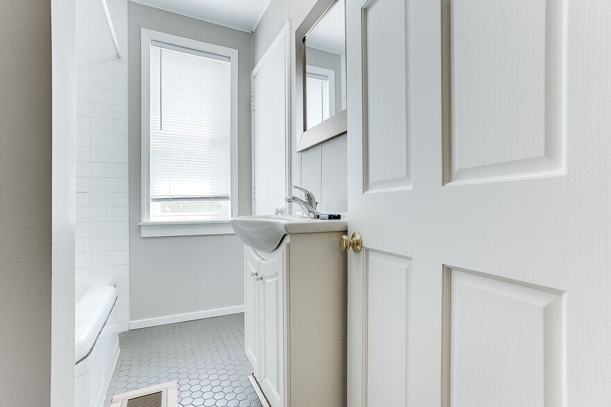 Second floor full bathroom - 1224 7th St W