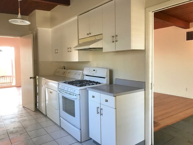 Kitchen - 926 Crestview Dr