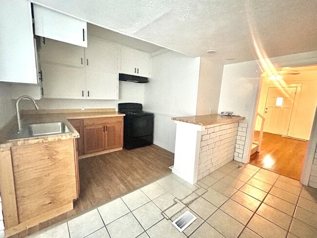 Building Photo - 1404 Callahan St