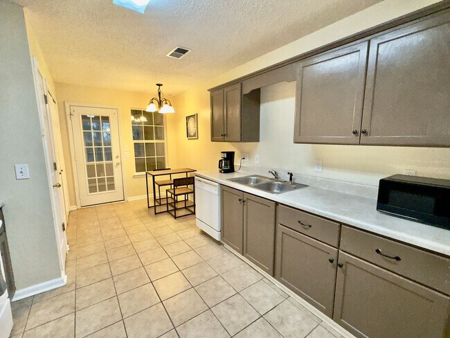 Building Photo - 2 bed, 2 bath townhome in Alabaster