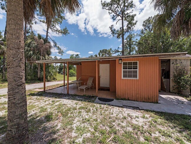 Building Photo - GOLDEN GATE ESTATES-3 BED 2 BATH SINGLE FA...