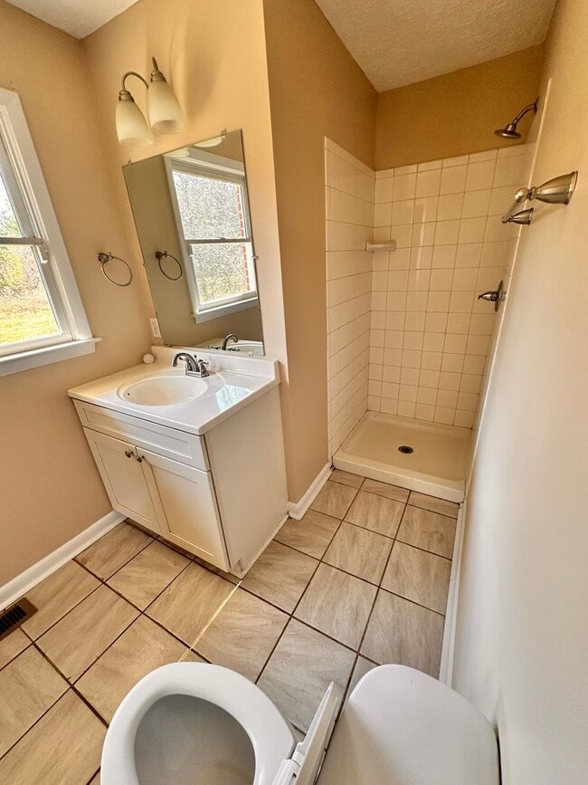 Building Photo - 505 Warren Rd NE