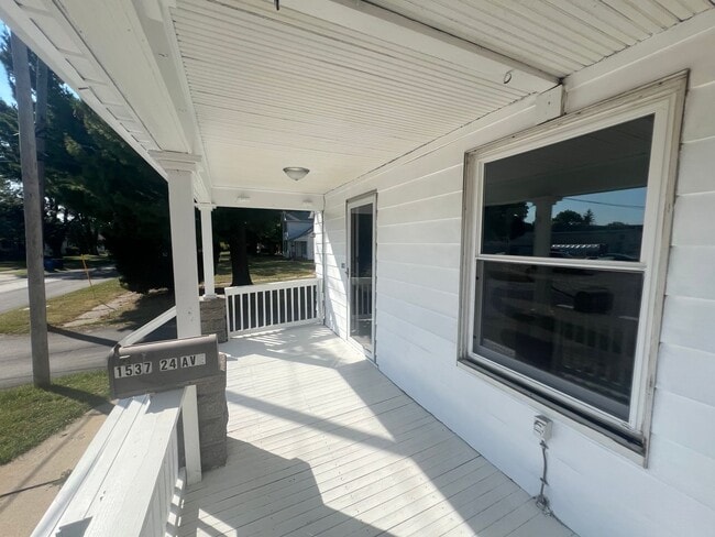 Building Photo - Large and Updated 3 Bedroom Home in Moline