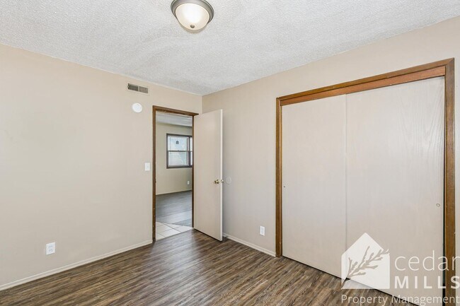 Building Photo - 1119 S Fern St